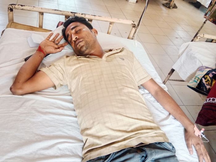 কালীগঞ্জে কলেজের অফিস সহায়ক কে পিটিয়ে জখম হাসপাতালে ভর্তি